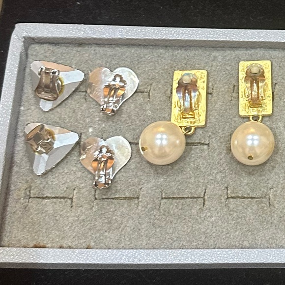 9 pairs of Vintage Clip on earrings. - Picture 6 of 13